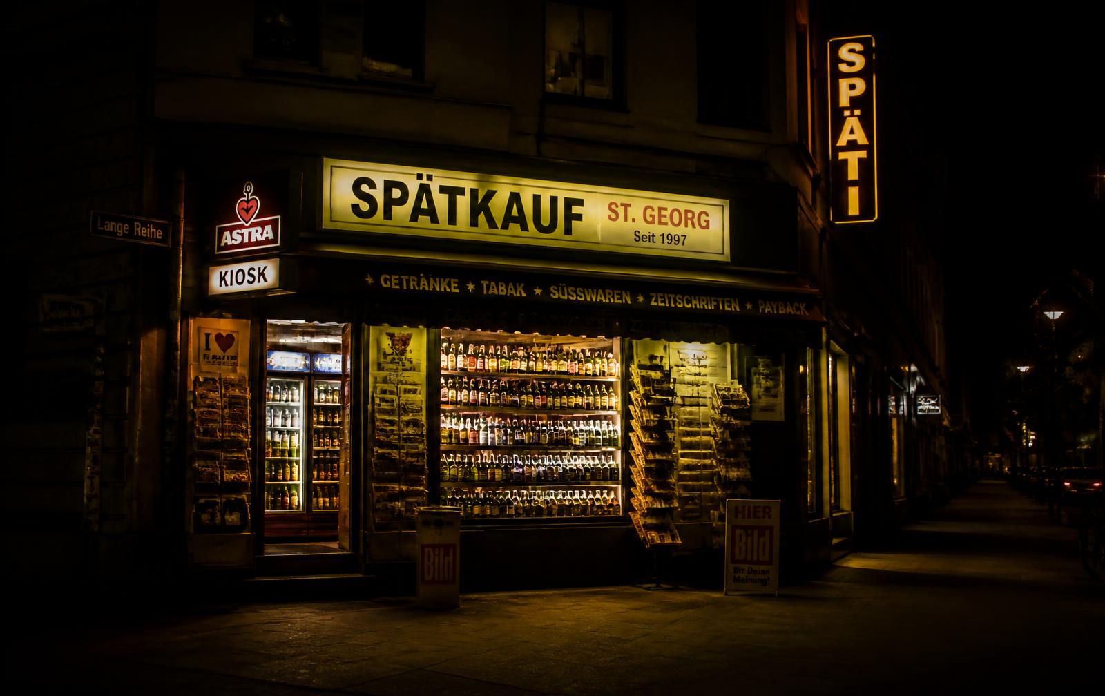 Der beleuchtete Kiosk 87 an der Langen Reihe in Hamburg St. Georg bei Nacht